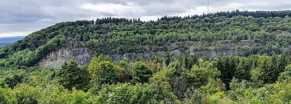 Links der Stinksteinfelsen und rechts langgestreckt die verschiedenen Ebenen des Basaltfels