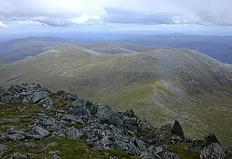 Der Càrn nan Gobhar, vom nordwestlich gelegenen Sgùrr na Lapaich aus gesehen