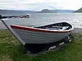 Das Ruderboot für den Schafstransport. Im Hintergrund die Fähre nach Ísafjörður.