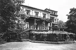 Südterrasse, um 1930, mit Jahreszeiten und Knabenfiguren