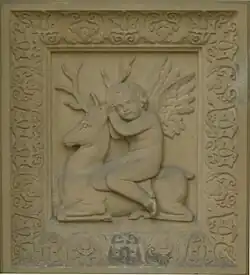 Puttenrelief mit Hirsch.