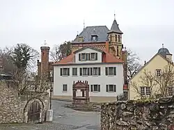 Villa Frowein – Blick auf den Gesamtkomplex mit Geschlechterbrunnen im Vordergrund