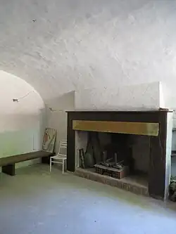 Galerie und Küche mit Betongewölbe