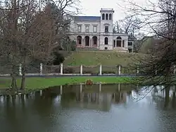 Villa Löbbecke vom Inselwall aus gesehen, im Vordergrund der Bammelsburger Teich
