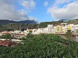 Villa de Tazacorte, links im Bild der Ortsteil El Charco, in der Bildmitte die Kirche