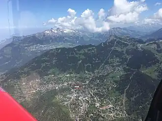 Blick auf Villars aus der Luft. Der Wettkampf findet auf einem großen Freigelände statt (rotes Oval).