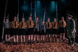 Das letzte Aufgebot erzählt die Geschichte einer verlorenen Jugend. Hunderttausende Kinder wurden in den letzten Monaten des ‚Dritten Reiches‘ zum Volkssturm eingezogen. Für die Jungen bedeutete das in vielen Fällen den Tod, und die Überlebenden wurden von den Kriegserlebnissen und dem anschließenden Zusammenbruch des Lügengebildes des ‚Dritten Reiches‘, für das sie mit ihrer naiven Begeisterung kämpfen wollten, schwer traumatisiert. Wiemer spielt einen 15-jährigen Hitlerjungen, der sich, euphorisiert durch die nationalsozialistische Propaganda, gemeinsam mit seinen Freunden, freiwillig zum Volkssturm meldet. Als einer der wenigen Kinder aus seinem Dorf überlebt er die letzten Monate des Krieges an der Front und kehrt verwundet und schwer traumatisiert nach Hause, um die Nachricht seiner im Krieg gefallenen Freunde zu überbringen