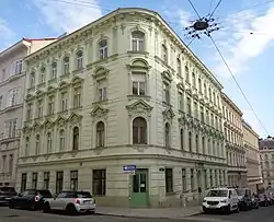 Im Vordergrund das Haus Vinzenzgasse 11 / Ecke Plenergasse. Rechts anschließend die ebenfalls von Kazda stammenden Bauten Vinzenzgasse 13 und 15