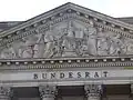 Thronende Borussia inmitten weiterer Personifaktionen im Giebel des Preußischen Herrenhauses, 1904
