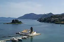 Klosterinsel Vlacherna und „Mäuseinsel“ Pondikonisi. Ein Flugzeug setzt zur Landung auf dem angrenzenden Flughafen an.
