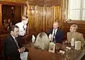 Russlands Präsident Putin und Bundeskanzler Gerhard Schröder essen im Restaurant „Radeberger Spezialausschank“ im Schiffahrtsgebäude (27. September 2001)