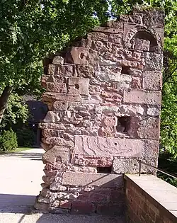 Mauerrest des früheren Vogelhauses