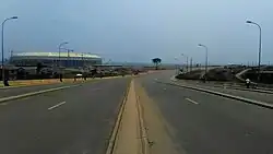 Straßenansicht mit einem Stadion im Hintergrund