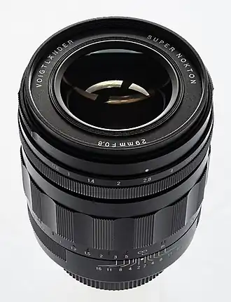 Lichtstärkstes serienmäßig hergestelltes Objektiv Cosina Voigtländer Super Nokton.[5]