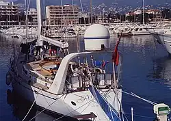 Schiffserdfunkstelle1.78 Inmarsat am Heck einer Yacht