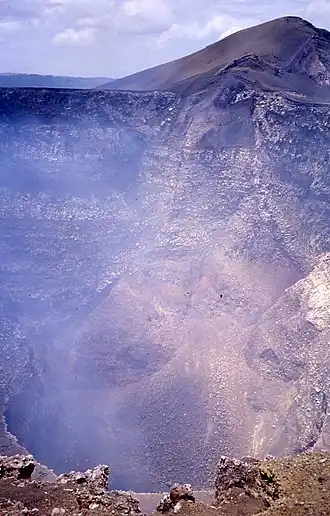 Blick in den Santiago-Krater des Vulkans