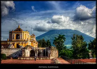 Volcán de Agua mit Kirche La Merced von Antigua Guatemala