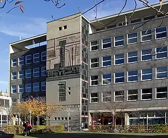 VHS Köln mit Pomodoro-Relief, Josef-Haubrich-Hof am Neumarkt