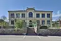 Volksschule; 1908 anlässlich des 60-jährigen Regierungs-Jubiläums des Kaisers Franz Joseph&nbsp;I. als Jubiläumsvolksschule errichtet.