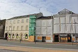 Links der um 1850 erbaute Kaysers Hof, der eine ganze Zeit lang als Eroscenter diente. Im Gebäude rechts befand sich das Lokal Journal und eine American Tabledance Bar. (Foto 2013, vor Sanierung und Neubau)