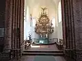 Chor mit Altar und Taufbecken