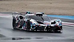 Testträger (in Tarnfarben auf einer Rennstrecke)