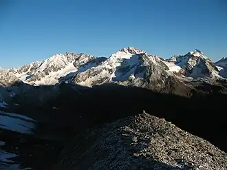 Vordere Ölgrubenspitze (links, 3452&nbsp;m), Bliggspitze (mittig, 3453&nbsp;m) und Eiskastenspitze (rechts, 3371&nbsp;m) von Osten.