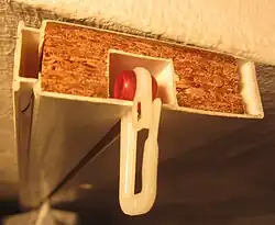 Schnittbild einer einläufigen Vorhangschiene mit Rollring und Kern aus Spanplatte