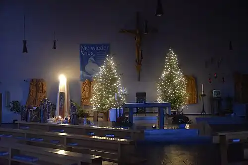 Innenansicht mit Weihnachtsschmuck