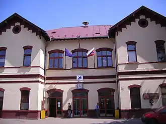 Empfangsgebäude, straßenseitig