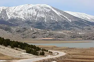Der Bergsee Blidinjsko jezero mit dem Vran im Hintergrund