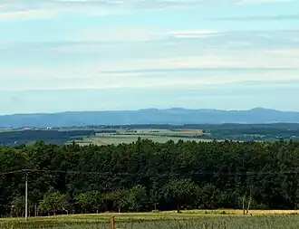 Blick vom Berg Louštín auf das Duppauer Gebirge: Hradiště (mittig) und Pustý zámek (rechts)