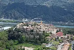 Gattières mit dem Fluss Var in Hintergrund