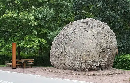 Vulkanische Bombe in Strohn mit einem Durchmesser von etwa 5&nbsp;Metern und einem Gewicht von über 120&nbsp;Tonnen