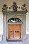 Portal mit goldenem Stadtwappen