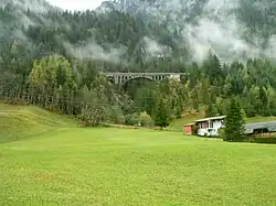 Blick vom Friedhof Klösterle auf die Wäldetobelbrücke. Die Bahn verläuft seit 2003 dahinter im Berg.