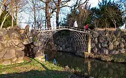 Die ei­ser­ne Brü­cke, ers­te Brü­cke aus Guss­ei­sen auf dem eu­ro­päi­schen Fest­land