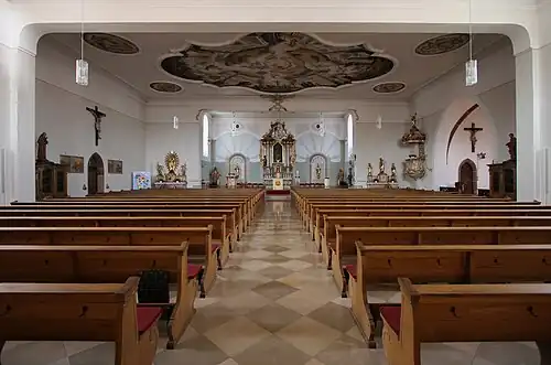 Innenansicht mit Blick zum Hauptaltar