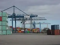 Kräne für den Containerumschlag am Hafen Wörth