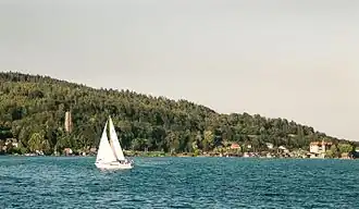 Lage des Turms mit dem Wörthersee im Vordergrund