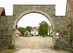 Gutstor mit Blick auf den Hof des Klostergutes und das Gutshaus