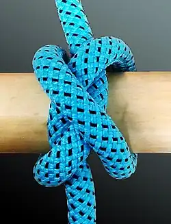 Mit dem Würgeknoten (auch Konstriktorknoten genannt) kann man schnell verhindern, dass sich ein ausgefranstes Seilende weiter aufdröselt. Er lässt sich auch auf Slip legen.