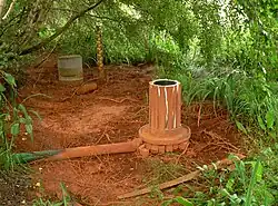 Pegel und Einpumpstelle für zusätzliches Wasser im ausgetrockneten See, 2022