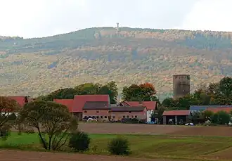 Wüstegarten mit Kellerwaldturm, im Vordergrund der Turm der Burg Jesberg