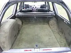 Kofferraum; links das Reserverad unter einer Abdeckung