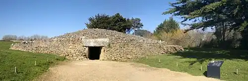 Table des Marchand – Außenansicht – aus Bruchsteinen rekonstruiert