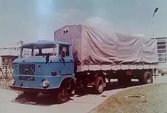 W50 L/S mit Sattelauflieger HLS 100.02