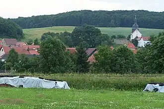 Blick von Südwesten auf Ettenhausen und den Eichkopf im Hintergrund (2012).