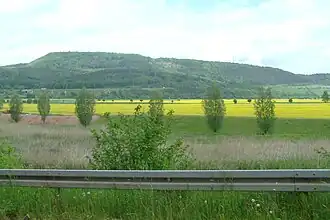 Blick von Wartha etwa nordwärts zum Kielforst mit am Südhang des Berges verlaufender Bundesautobahn&nbsp;4