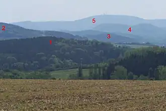 Blick von Hötzelsroda über den Westhang des Leimenberges (1) in Richtung Kleiner Hörselberg (2) und Inselsberg (5)